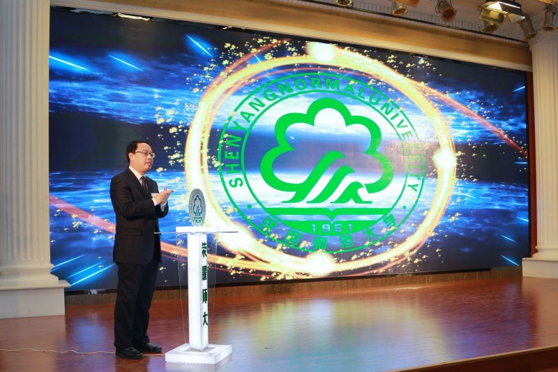 黨委書記賈玉明啟動(dòng)校長(zhǎng)招待會(huì)開(kāi)始按鍵
