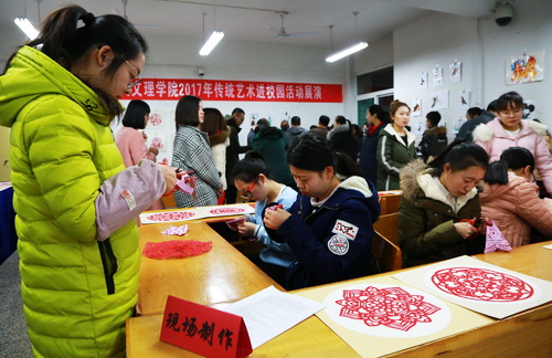 色彩絢麗、喜氣洋洋的活動(dòng)現(xiàn)場(chǎng)