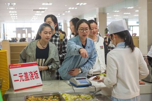 2元蓋澆飯后勤服務(wù)團(tuán)隊(duì)：飄香十余載，暖心不漲價(jià)