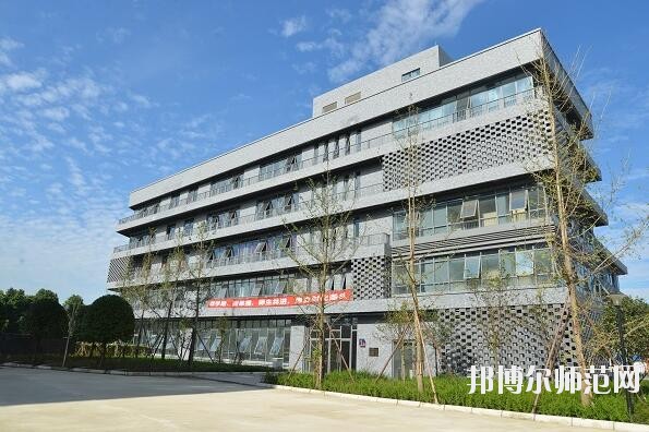 成都青蘇職業(yè)幼兒師范中專學校2018年報名條件、招生對象