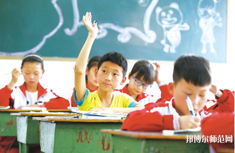 其實(shí)這個(gè)問題要看你怎么去想。對(duì)于文化成績(jī)優(yōu)秀的學(xué)生來(lái)說(shuō)，上幼師學(xué)?？隙ň筒恢档昧?而文化成績(jī)不是很理想的學(xué)生來(lái)說(shuō)，上幼師學(xué)校就是一個(gè)不錯(cuò)的機(jī)會(huì)。所以學(xué)生怎么選擇學(xué)校，就要看學(xué)生自己的情況了，畢竟每一個(gè)人的情況都是不一樣的。幼師學(xué)校主要是以專業(yè)知識(shí)以及技能為主的學(xué)校，為學(xué)生提供學(xué)習(xí)的平臺(tái)。  六盤水民族職業(yè)技術(shù)幼兒師范學(xué)校 六盤水市民族職業(yè)技術(shù)學(xué)校(簡(jiǎn)稱“六盤水民族職業(yè)技術(shù)幼兒師范學(xué)校”)的前身始建于1986年，并于1990年與六盤水市民族學(xué)校合并。93年更名為六盤水市民族職業(yè)技術(shù)學(xué)校。20多年的辦學(xué)實(shí)踐中，取得了不少成就，得到社會(huì)的認(rèn)可。  但普通教育與職業(yè)教育合并辦學(xué)的許多弊端在日積月累中不斷的突現(xiàn)。2009年市委、市政府及市教育局等相關(guān)單位經(jīng)過(guò)反復(fù)調(diào)研，多方論證，決定在原商財(cái)校校址(八一路50號(hào)，軍分區(qū)往上150米)新籌建六盤水民族職業(yè)技術(shù)學(xué)校，使之成為一所獨(dú)立的國(guó)家級(jí)重點(diǎn)職業(yè)學(xué)校，并于2009年秋季招生辦學(xué)。  辦學(xué)規(guī)模  學(xué)校占地面積45356平方米，校園建筑面積17260平方米，現(xiàn)有兩幢教學(xué)樓，共34個(gè)教室。一幢大連市政府援建的圖書樓、一幢辦公樓、一幢學(xué)生宿舍、兩個(gè)學(xué)生食堂、一個(gè)340米跑道足球場(chǎng)、1個(gè)珍珠球場(chǎng)、兩個(gè)蹴球場(chǎng)和4個(gè)籃球場(chǎng)。  獲得榮譽(yù)  1997年被評(píng)為貴州省重點(diǎn)職業(yè)高中，1999年被評(píng)為國(guó)家級(jí)重點(diǎn)職業(yè)高中，2004年7月通過(guò)國(guó)家級(jí)重點(diǎn)職業(yè)高中評(píng)估專家復(fù)評(píng)。是貴州省現(xiàn)代教育技術(shù)實(shí)驗(yàn)學(xué)校;貴州省少數(shù)民族傳統(tǒng)體育項(xiàng)目訓(xùn)練基地。全國(guó)計(jì)算機(jī)等級(jí)考試點(diǎn)及培訓(xùn)點(diǎn)、貴州省國(guó)家第64職業(yè)技能鑒定所、計(jì)算機(jī)高新技術(shù)考試站、貴州省公務(wù)員計(jì)算機(jī)應(yīng)用中級(jí)培訓(xùn)點(diǎn)、六盤水市財(cái)政局會(huì)計(jì)從業(yè)資格考前培訓(xùn)點(diǎn)及會(huì)計(jì)技術(shù)教育培訓(xùn)點(diǎn)，勞動(dòng)與社會(huì)保障局下崗職工再就業(yè)培訓(xùn)點(diǎn)，貴州省公務(wù)員電子政務(wù)培訓(xùn)點(diǎn)等。  報(bào)名條件  1、身心健康，品德良好。  2、積極向上，積極學(xué)習(xí)。  3、遵紀(jì)守法，品行端正，無(wú)不良行為，有上進(jìn)心。  報(bào)名方式  凡符合學(xué)校招生條件的學(xué)生持戶口簿、身份證、2張一寸彩色照片到學(xué)校招生就業(yè)辦公室報(bào)名。高中畢業(yè)生可在學(xué)校網(wǎng)站上報(bào)名。  注意事項(xiàng)  1、新生報(bào)名時(shí)帶好戶口簿或者身份證原件(或復(fù)印件)，及相關(guān)費(fèi)用到學(xué)校招生辦報(bào)名，并鑒定就業(yè)合同和優(yōu)惠入學(xué)協(xié)議。  2、報(bào)名時(shí)間：從即日起，到各專業(yè)名額報(bào)滿為止。  3、新生開校報(bào)到時(shí)請(qǐng)帶好戶口本、本人身份證原件，相關(guān)困難證明及交費(fèi)收據(jù)。  初中畢業(yè)生想要自己以后將來(lái)有個(gè)好的工作，就要靠自己的努力，學(xué)習(xí)一門比較熱門的專業(yè)去，認(rèn)真的學(xué)習(xí)，將來(lái)你才有一個(gè)穩(wěn)定的工作，穩(wěn)定的收入，以上是小編為同學(xué)們推薦的關(guān)于幼師學(xué)校的基本介紹，希望對(duì)同學(xué)們有所幫助，欲知更多學(xué)校詳情，請(qǐng)關(guān)注邦博爾幼師學(xué)校招生網(wǎng)。