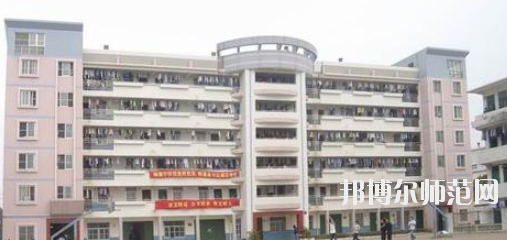 南寧2020年中專幼師學(xué)?？梢钥即髮? width=