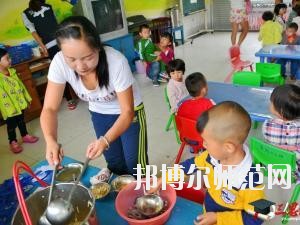 遵義2020年幼師學校有哪些科目?我們知道幼師專業(yè)是屬于一個學習內(nèi)容比較多的專業(yè)，因為是小朋友的啟蒙階段，同學們自己在報讀本專業(yè)的時候很多的同學都不知道到底是學一些什么?于是都來問道小編，小編就來給大家說一下關(guān)于學?？颇康氖虑榕?。  幼師學校學習專業(yè)課程 1、幼兒教育學  了解現(xiàn)代教育、幼兒教育的新觀念、新思想、新信息，結(jié)合我國幼兒教育改革中的新問題、新情況，將理論的闡述和幼兒教育實踐中的問題結(jié)合起來，進行具體分析和指導(dǎo)。  2、幼兒心理學  了解幼兒的認知和言語發(fā)展的特點和規(guī)律、幼兒的情緒、個性與社會性發(fā)展的關(guān)系及幼兒的活動心里。能依據(jù)幼兒特點，利用所學相關(guān)知識，初步具備幼兒園基層崗位幼兒教師的工作能力。培養(yǎng)學生具有誠實守信、善于溝通和合作的品質(zhì)。  3、幼師英語  根據(jù)幼師學生的英語水平和專業(yè)特點，從聽、說、讀、寫四個方面全方位的培養(yǎng)學生，讓學生掌握基本語法知識、語音知識、日常用語，提高學生的口語交際技能和綜合閱讀、寫作能力。讓學生在學習過程中發(fā)展綜合語音運用能力，提高人文素養(yǎng)，增強實踐能力，培養(yǎng)創(chuàng)新精神。  4、幼兒園組織與管理  讓學生了解幼兒園組織與管理的基本原理和內(nèi)容，掌握幼兒園組織與管理的基本規(guī)律，學會用所學專業(yè)理論解決實際工作中遇到的管理問題。結(jié)合案例分析，培養(yǎng)學生的思辨意識、創(chuàng)新意識，提高學生與時俱進的管理理念，為學生今后從事幼兒園教育工作和管理工作奠定良好的基礎(chǔ)，具有較強的實用性和可操作性。  學前教育前景好不好 學前教育上的現(xiàn)在已經(jīng)有越來越多的人關(guān)注，就業(yè)前景上的非常不錯的一個職業(yè)了，在現(xiàn)階段學前教育專業(yè)就業(yè)率上也在一直上升，我國對于學前教育上的重視的提升，也為學前教育專業(yè)人才提供了較好的就業(yè)機會，使得社會上的對于學前教育人才上的甚至出現(xiàn)了供不應(yīng)求的現(xiàn)象，學前教育現(xiàn)階段也已經(jīng)成為一個非常重要的教育階段，擁有高素質(zhì)的學前教育人才對于整個教育事業(yè)上的也能夠起到一個促進和發(fā)展的作用。  幼師專業(yè)上就業(yè)前景也是比較好的，現(xiàn)階段社會上的對于幼師的需求也越來越多了，對于早期教育上的重視度的提升，使得幼師人才成為現(xiàn)階段社會上的所需要的重要人才選擇。  我們可以看到幼師專業(yè)學習的是很多的，小編給大家列舉了一些專業(yè)課程，其實這個專業(yè)是一個需要自己花費很多心力來學習的專業(yè)，同學們學習的內(nèi)容是很廣泛的，不過這個專業(yè)只要學好了，將來在就業(yè)方面就會很不錯，所以，希望選擇這個專業(yè)的同學都能掌握足夠的專業(yè)知識哦。