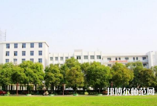 對(duì)于幼師學(xué)校的選擇，男生和女生是一樣的?，F(xiàn)在大部分學(xué)校的幼師專(zhuān)業(yè)在進(jìn)行招生的時(shí)候，其實(shí)男生和女生的招生計(jì)劃是統(tǒng)一的，學(xué)校對(duì)學(xué)生的性別并沒(méi)有要求。所以，小伙伴們選擇幼師學(xué)校的重點(diǎn)不應(yīng)該是這所學(xué)校適合男生還是適合女生，而是這所學(xué)校本身的辦學(xué)條件好不好，以及學(xué)校的優(yōu)勢(shì)以及劣勢(shì)有哪些等等。接下來(lái)，對(duì)南昌理工職業(yè)中等專(zhuān)業(yè)學(xué)校感興趣的小伙伴們可以一起來(lái)看一看這所學(xué)校的具體情況。  南昌理工職業(yè)中等專(zhuān)業(yè)學(xué)校辦學(xué)理念 學(xué)校以“辦學(xué)校，不開(kāi)學(xué)店，造福炎黃子孫!”為宗旨，遵循黨的教育方針，倡導(dǎo)“誠(chéng)實(shí)、博愛(ài)、勤奮、自強(qiáng)”的校訓(xùn)，按照“理論夠用，注重實(shí)踐”的原則，為社會(huì)經(jīng)濟(jì)建設(shè)培養(yǎng)“一專(zhuān)多能”的應(yīng)用型人才。畢業(yè)生深受用人單位的歡迎。 例如推薦在“啟悅電子廠”工作的同學(xué)進(jìn)廠第九天，就對(duì)8086高壓擊穿儀進(jìn)行技術(shù)改造，降低了勞動(dòng)強(qiáng)度，提高了生產(chǎn)效率。該廠董事長(zhǎng)吳德和先生專(zhuān)程由臺(tái)北趕來(lái)我?？疾?，并當(dāng)即簽定了廠校合作協(xié)議。  接著我校又與深圳新飛通、深圳捷迪訊、上海偉創(chuàng)力、上海先進(jìn)半導(dǎo)體、上海華微、杭州矢崎、蘇州生益科技、上海攜程旅行網(wǎng)等20多家公司建立了合作伙伴關(guān)系。可以說(shuō)：“選擇理工，就業(yè)輕松!” 學(xué)校與南昌航空大學(xué)聯(lián)合辦學(xué)，是南昌航空大學(xué)繼續(xù)教育學(xué)院教學(xué)點(diǎn)，依托南昌航空大學(xué)的人才、圖書(shū)、先進(jìn)的教學(xué)設(shè)施，資源共享。學(xué)校有一支政治素質(zhì)高、教學(xué)和管理經(jīng)驗(yàn)豐富的專(zhuān)兼職師資隊(duì)伍，正副教授、高級(jí)教師近半，其中不少曾獲得“最佳授課教師”的稱(chēng)號(hào)。  南昌理工職業(yè)中等專(zhuān)業(yè)學(xué)校教學(xué)設(shè)置 學(xué)校除精湛的理論教學(xué)外，還設(shè)有圖書(shū)閱覽室、計(jì)算機(jī)中心、語(yǔ)音室和電工、電子、機(jī)電、機(jī)械加工、數(shù)控、酒店管理等實(shí)驗(yàn)室能安排學(xué)生進(jìn)行多種實(shí)驗(yàn)，“邊講邊練，講練結(jié)合”，確保學(xué)生動(dòng)手能力的培養(yǎng)。 學(xué)校采取多層次、開(kāi)放性辦學(xué)和封閉式管理。不僅注重教育質(zhì)量，更注重道德品質(zhì)和綜合素質(zhì)教育。教育管理嚴(yán)格，始終把學(xué)校的安全工作放在首位，在2005-2010職業(yè)高校年檢中，得到市教育局有關(guān)領(lǐng)導(dǎo)的表?yè)P(yáng)，連續(xù)被評(píng)為職業(yè)教育辦學(xué)先進(jìn)單位。  南昌理工職業(yè)中等專(zhuān)業(yè)學(xué)校報(bào)名手續(xù) 即日起可到校招生辦或當(dāng)?shù)匚倚Ｕ猩c(diǎn)報(bào)名，或來(lái)函來(lái)電報(bào)名、網(wǎng)上報(bào)名。  本地區(qū)的應(yīng)屆初中畢業(yè)生可在就讀中學(xué)填中考志愿報(bào)名。  報(bào)到時(shí)帶好戶(hù)口本，五張一寸免冠照片和初高中畢業(yè)證書(shū)。  小編總結(jié) 南昌理工職業(yè)中等專(zhuān)業(yè)學(xué)校是一所按照“理論夠用，注重實(shí)踐”的原則，為社會(huì)經(jīng)濟(jì)建設(shè)培養(yǎng)“一專(zhuān)多能”的應(yīng)用型人才的中專(zhuān)學(xué)校，學(xué)校開(kāi)設(shè)有幼師類(lèi)的專(zhuān)業(yè)，對(duì)幼師行業(yè)感興趣的初中畢業(yè)生可以多加關(guān)注這所學(xué)校。接下來(lái)小伙伴們可以去到學(xué)校官網(wǎng)對(duì)學(xué)校做進(jìn)一步的了解。當(dāng)然，在南昌還有開(kāi)設(shè)有幼師類(lèi)專(zhuān)業(yè)的其他學(xué)校，大家也可以看看其他的學(xué)校怎么樣，做一個(gè)比較，然后選擇出最適合自己的一所。