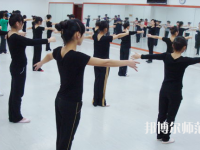 白銀2020年中專幼師學(xué)?？梢钥即髮? /><b>白銀2020年中專幼師學(xué)?？梢钥即髮?/b><span>2020-05-21 11:19</span><p>白銀中專幼師學(xué)?？梢钥即髮?同學(xué)能夠由繼續(xù)學(xué)習(xí)的想法，這一點(diǎn)是非常好的。而升學(xué)的方法有很多種，可以參加高職院校開(kāi)設(shè)的單</p></a></li>
            <li><a href=