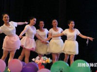 廣東2022年幼師學(xué)校中專升大?？际裁? /><b>廣東2022年幼師學(xué)校中專升大?？际裁?/b><span>2022-02-18 13:52</span><p>國(guó)家和家庭高度重視學(xué)前教師的培訓(xùn)?，F(xiàn)在所有主要的幼兒園和教育機(jī)構(gòu)都在改善學(xué)前教師的待遇。幼兒教師的工資和福利待遇也很好，</p></a></li>
            <li><a href=