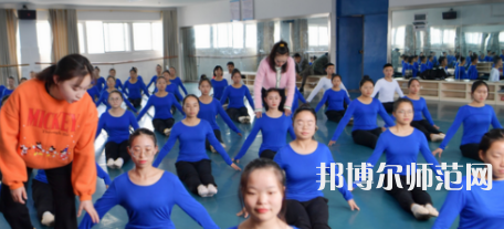 隨著社會(huì)的進(jìn)步，人們的生活得到了全面的改善，開(kāi)始重視自己子女的教育，對(duì)教育人才的教學(xué)水準(zhǔn)就要求更高，使得很多學(xué)生都想要報(bào)考幼師學(xué)校。如果大家已經(jīng)做出了決定，要上幼師學(xué)校，就一定要盡早去了解學(xué)校信息。你越早了解學(xué)校，你可以選擇的學(xué)校就越多，就越能找到適合你的學(xué)校。幼師工作工作也相對(duì)輕松，不用從事體力勞動(dòng)?，F(xiàn)在家長(zhǎng)對(duì)孩子的教育非?？粗?，幼兒園也越來(lái)越正規(guī)，都需要幼師幼師從業(yè)資格證。  思南中等職業(yè)學(xué)校辦學(xué)條件 學(xué)校老校區(qū)占地面積120.6畝，新校區(qū)200畝，校園拓展空間大。校內(nèi)布局分為：教學(xué)區(qū)、實(shí)驗(yàn)實(shí)訓(xùn)區(qū)、產(chǎn)教結(jié)合區(qū)、生活區(qū)、行政辦公區(qū)、體育運(yùn)動(dòng)區(qū)、美化綠化區(qū)等。各場(chǎng)所均按標(biāo)準(zhǔn)設(shè)計(jì)規(guī)劃，達(dá)到國(guó)家示范校要求的學(xué)校教學(xué)、實(shí)訓(xùn)、師生學(xué)習(xí)、工作、生活等方面需要的效果。  思南中等職業(yè)學(xué)校目標(biāo)明確 學(xué)校培養(yǎng)目標(biāo)明確，人才“出口”暢通，堅(jiān)持德育為先，技能為重，全面發(fā)展與特長(zhǎng)發(fā)展相結(jié)合。圍繞“自強(qiáng)篤行、厚德精技”的校訓(xùn)，堅(jiān)持“四自”(自信、自強(qiáng)、自律、自愛(ài))、“四會(huì)”(學(xué)會(huì)做人，學(xué)會(huì)做事，學(xué)會(huì)求知，學(xué)會(huì)生活)的教育培養(yǎng)目標(biāo)。  實(shí)行考與教分離，重視學(xué)生職業(yè)技能大賽，以賽促學(xué)，以賽促教;重視教師、學(xué)生下企業(yè)參與一線(xiàn)生產(chǎn)實(shí)踐，重視創(chuàng)建“校企聯(lián)動(dòng)”、“工學(xué)結(jié)合”、“教學(xué)做一體”的人才培養(yǎng)模式，畢業(yè)生就業(yè)并能與企業(yè)接軌，與農(nóng)戶(hù)融合，人才培養(yǎng)質(zhì)量顯著提高。  銅仁碧江中等職業(yè)學(xué)校簡(jiǎn)介 銅仁市碧江區(qū)中等職業(yè)學(xué)校創(chuàng)辦于1989年，是一所隸屬于碧江區(qū)人民政府的貴州省示范性中等職業(yè)學(xué)校。學(xué)校規(guī)劃占地面積420畝，規(guī)劃建筑面積13萬(wàn)余平方米，總投資約5.8億元。教學(xué)區(qū)、生活區(qū)、運(yùn)動(dòng)區(qū)、綠化區(qū)布局合理，功能設(shè)施完善，環(huán)境優(yōu)美，地處銅仁市川硐教育園區(qū)桃園大道北側(cè)，毗鄰銅仁幼專(zhuān)、貴州健康職業(yè)學(xué)院，有著豐富的文化資源和育人氛圍。  學(xué)校自2013年搬遷至川硐教育園區(qū)以來(lái)，領(lǐng)導(dǎo)班子帶領(lǐng)廣大教師銳意進(jìn)取，和諧奮進(jìn)，確立了“發(fā)展教師、成就學(xué)生、服務(wù)社會(huì)”的辦學(xué)理念，圍繞“辦出特色、形成風(fēng)格、爭(zhēng)創(chuàng)一流”的辦學(xué)目標(biāo)，形成了“醫(yī)護(hù)為主、產(chǎn)教結(jié)合、校企合作”的辦學(xué)特色。  現(xiàn)在整體新生人口的增量將直接體現(xiàn)在幼兒園在園人數(shù)的增加，我國(guó)當(dāng)前幼師行業(yè)的需求還是很大的，遠(yuǎn)遠(yuǎn)不足國(guó)家的計(jì)劃，所以從事幼師行業(yè)前景是很好的。幼兒園、教育機(jī)構(gòu)、培訓(xùn)機(jī)構(gòu)、藝體教育行業(yè)等相關(guān)行業(yè)都需要大量新型教育人才，學(xué)生選擇了教育行業(yè)正好符合當(dāng)今的教育的需求，所以對(duì)同學(xué)們來(lái)講就業(yè)前景是非常具有潛力化的。