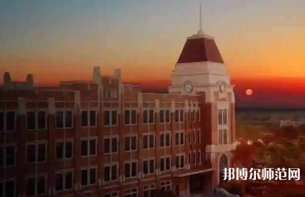 對于很多不了解學(xué)校的學(xué)生來說讀書的時候要面臨著很多信息的接受，就拿簡單的填寫志愿來說，提前就需要了解清楚很多的學(xué)校，對于學(xué)校的基礎(chǔ)信息需要掌握比較好才可以的，最近有同學(xué)們來問小編學(xué)校的招生代碼，小編就來給同學(xué)們整理一下。  上海外國語師范大學(xué)賢達經(jīng)濟人文學(xué)院虹口校區(qū)代碼 學(xué)校代碼：13636  上海外國語師范大學(xué)賢達經(jīng)濟人文學(xué)院虹口校區(qū)拓展閱讀 基礎(chǔ)教學(xué)部基礎(chǔ)教學(xué)部是承擔(dān)學(xué)校公共基礎(chǔ)課程的教學(xué)單位，下設(shè)基礎(chǔ)部辦公室和計算機、體育教、通識3個教研室。  現(xiàn)有專、兼職教師50人，其中教授2名，副教授12名，專職專任教師全部具有研究生學(xué)歷，其中博士后1人，博士2名。  基礎(chǔ)教學(xué)部堅持立德樹人的教育方針，崇尚教書育人，加強學(xué)生道德素質(zhì)教育和能力培養(yǎng)，全體教師積極參與科研工作、開展課程建設(shè)、推進教學(xué)改革、提升教學(xué)效果，保證了全校的公共基礎(chǔ)課教學(xué)效果。  計算機教研室主要承擔(dān)全校的計算機公共課《計算機應(yīng)用基礎(chǔ)》的教學(xué)工作，課程以“傳授知識、鍛煉技能”為基本目標(biāo)，并貫徹對學(xué)生計算思維的培養(yǎng)，有效地向?qū)W生普及了實用的計算機應(yīng)用技術(shù)，為學(xué)生能贏得信息時代的競爭打下良好的基礎(chǔ)。  體育教研室主要承擔(dān)全校的體育類課程教學(xué)，分別開設(shè)了足球、籃球、排球、乒乓球、羽毛球、棒球、壘球、板球、啦啦操、瑜伽、飛鏢、防身術(shù)等項目，為學(xué)生身心全面發(fā)展提供保證。教師還利用業(yè)余時間指導(dǎo)運動隊訓(xùn)練、參賽，在歷年上海市高校陽光體育賽事中屢獲佳績，為學(xué)院創(chuàng)建積極健康、蓬勃向上的校園文化氛圍。  小編給同學(xué)們整理了學(xué)校的招生代碼，同學(xué)們自己如果是要填寫本校的話就要注意哦，讀大學(xué)對于每一位同學(xué)都是有很深刻的意義的，同學(xué)們在這里不僅能夠?qū)W習(xí)到專業(yè)的知識，還能在這個又自己對于這個世界的初步理解。